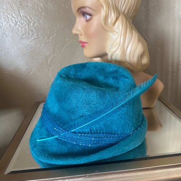 DESIGNER 1960s\' AQUA FURRY FELT FEDORA + MATCHING RHINESTONES & LONG FEATHER main image 10